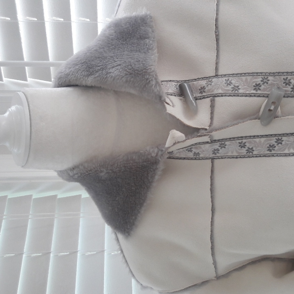 Alfred Dunner faux suede like faux Fur Trim Embroidered Detail jacket Size 8P - Picture 2 of 10